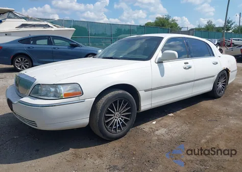 2006 Lincoln Town Car Signature Limited from USA, damaged, VIN 1LNHM82V96Y631446